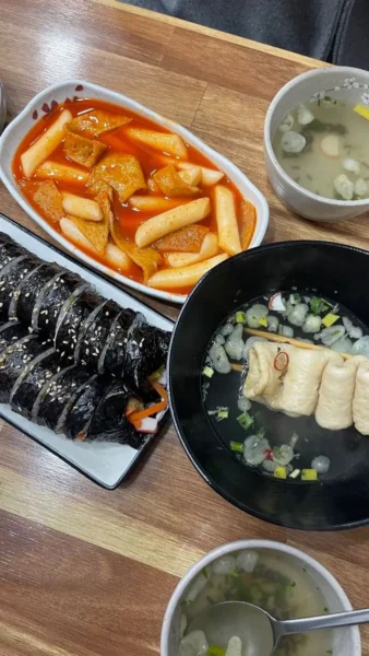 Adjust to Korean School, tteokbokki and kimbap