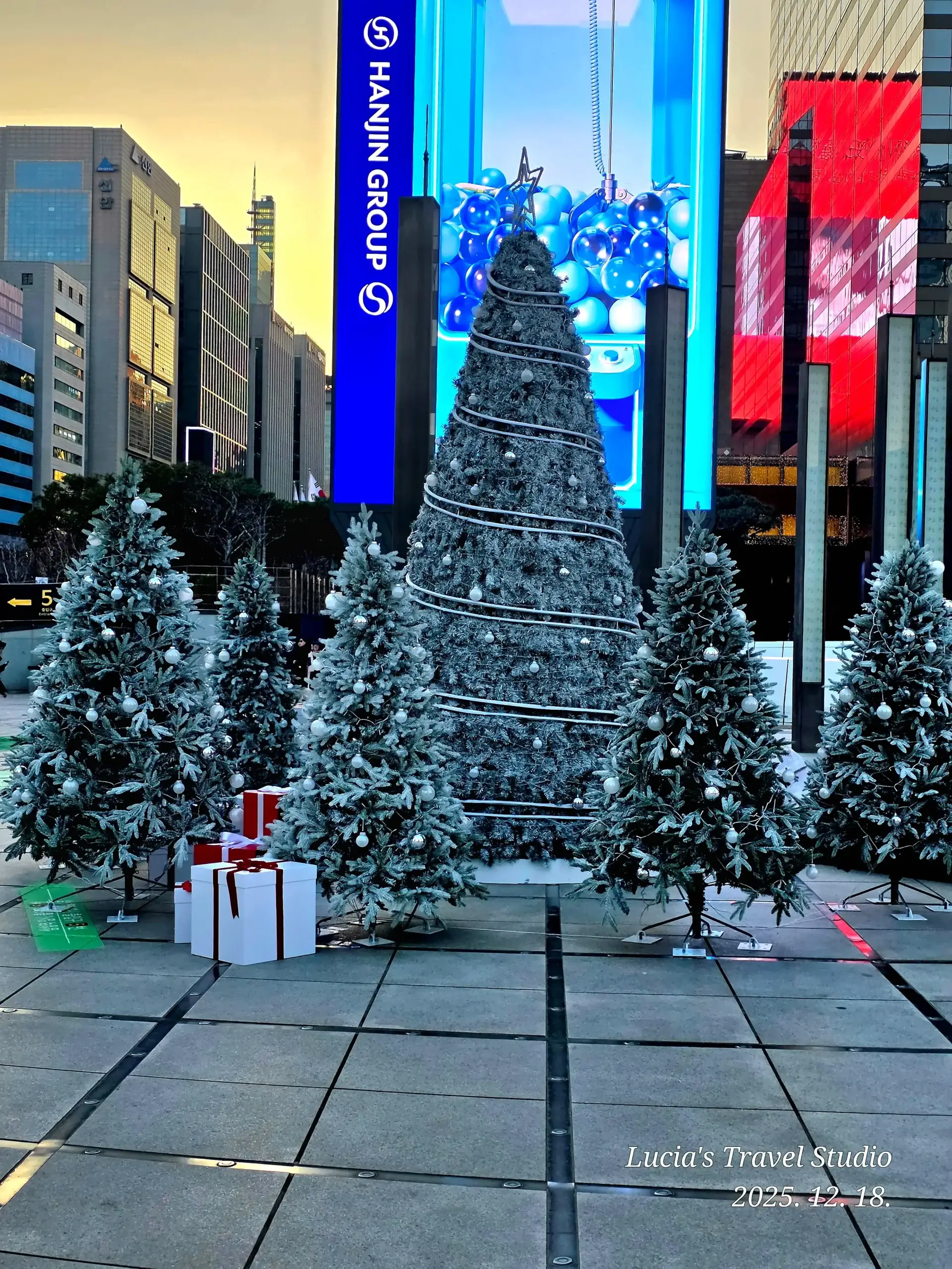 From this point on, exhibition halls, shopping spaces, and cultural spots naturally connect into one continuous experience.