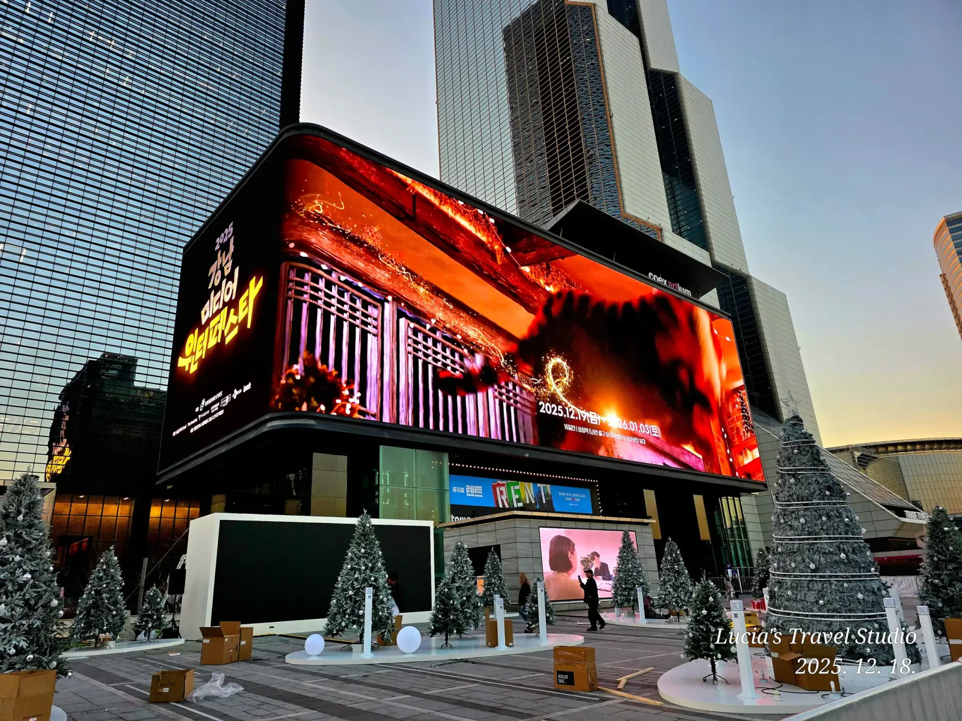 From this point on, exhibition halls, shopping spaces, and cultural spots naturally connect into one continuous experience.