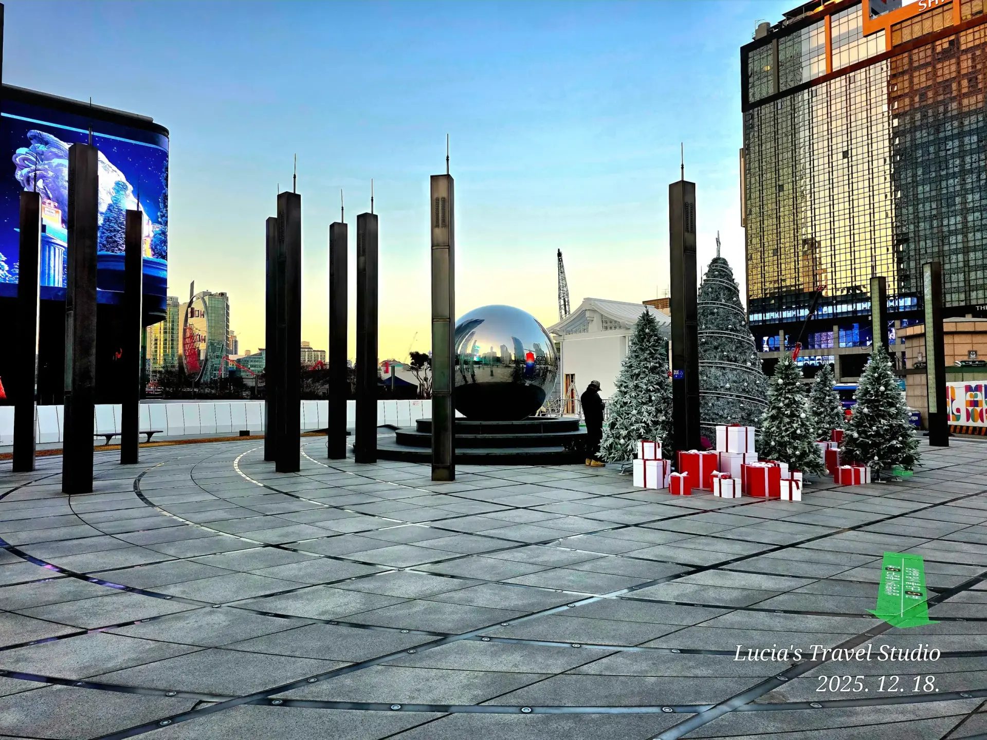 From this point on, exhibition halls, shopping spaces, and cultural spots naturally connect into one continuous experience.