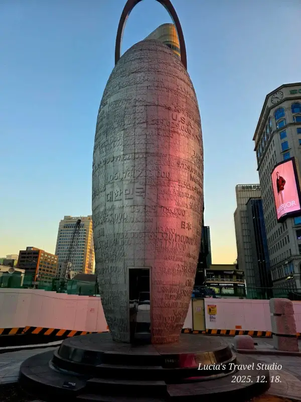 From this point on, exhibition halls, shopping spaces, and cultural spots naturally connect into one continuous experience.