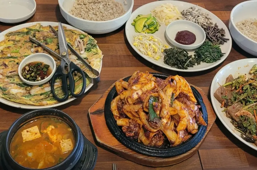 The 830-Year-Old Ginkgo Tree in Incheon — Catch the Golden Peak Before It’s Gone!