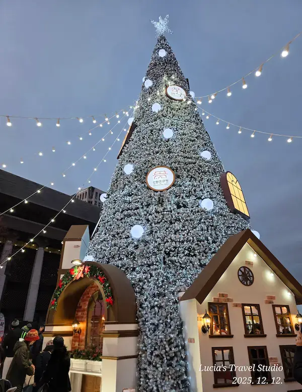 A Magical Winter Night at Gwanghwamun: Christmas Market & Lights — Seoul Light Gwanghwamun 2025